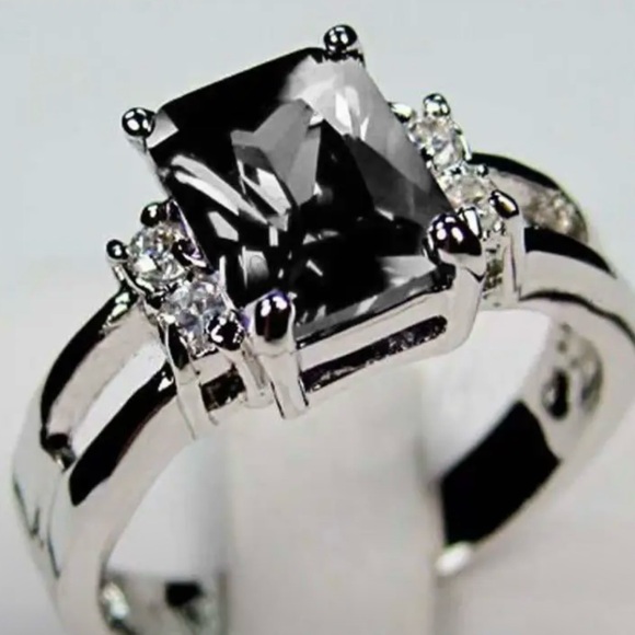 Jewelry - Beautiful Back Zircon Ring